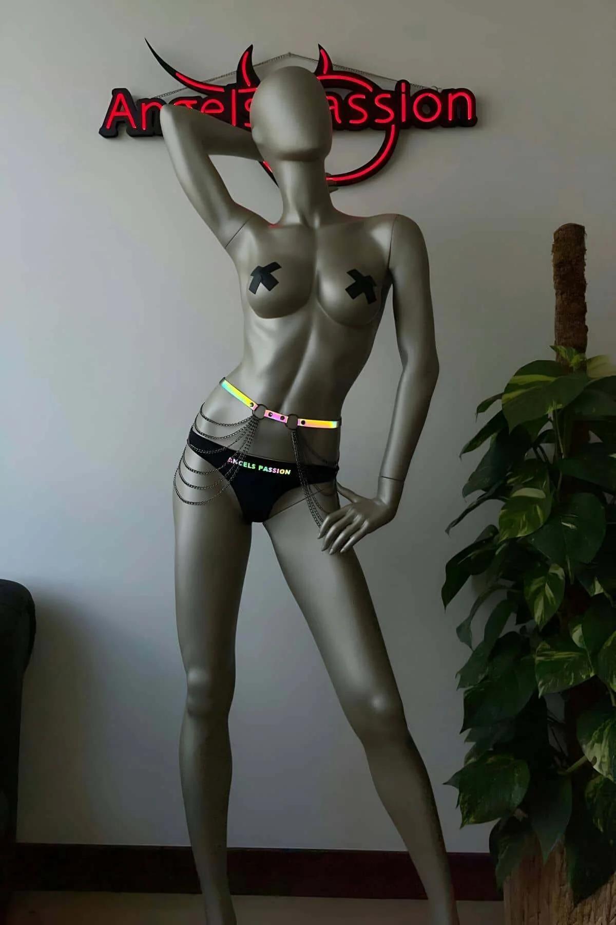 Reflektörlü harness siyah fon karanlık ortamda iridescent bant ışık yansıması