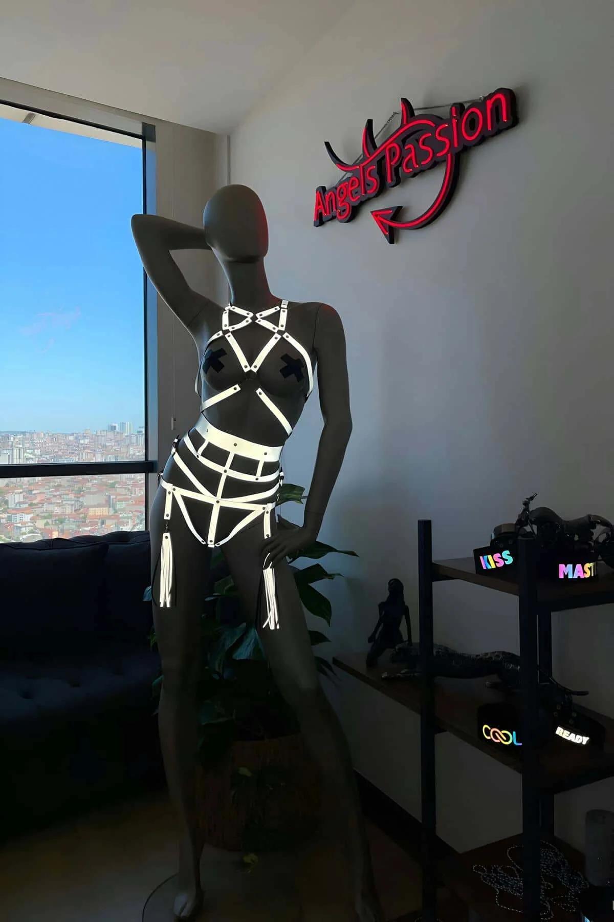 Sahne ışığı altında parlayan reflektörlü harness takım tam vücut görünümü