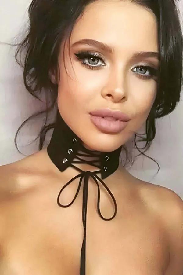 bağcıklı siyah suni deri choker gümüş metal gözlü ön bağ detayı boyun aksesuarı
