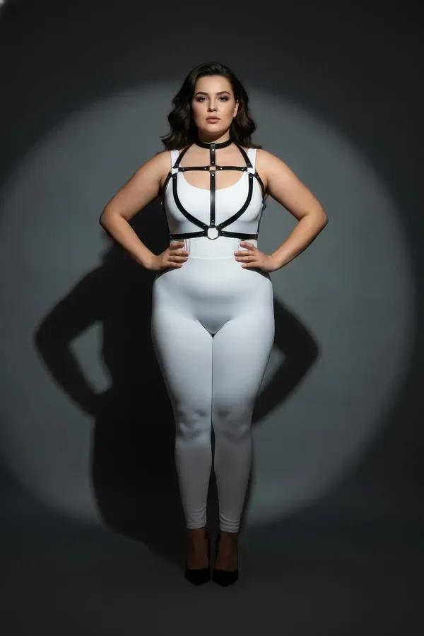 büyük beden siyah suni deri harness takım gümüş O-halka ve choker detay, beyaz kombinle