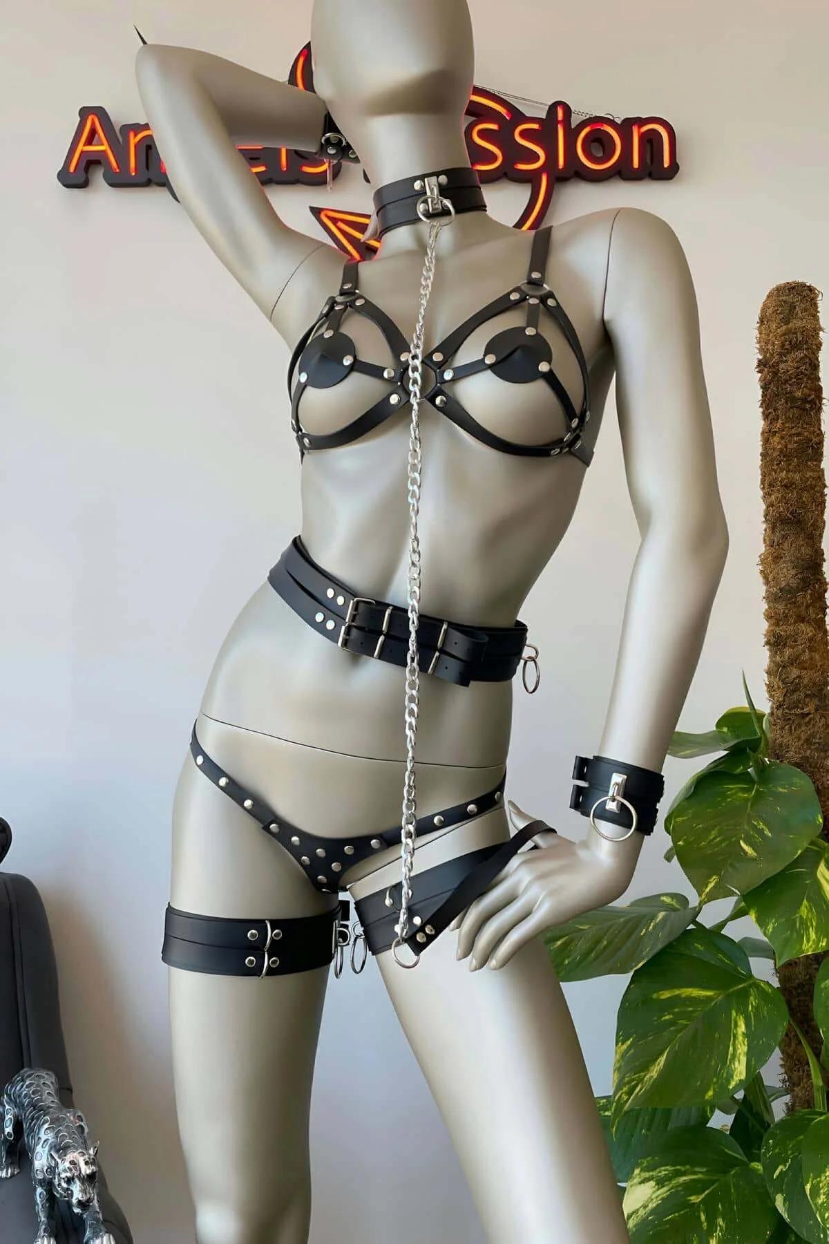 black thigh band harness strap 2cm width three-point silver buckle adjust side view