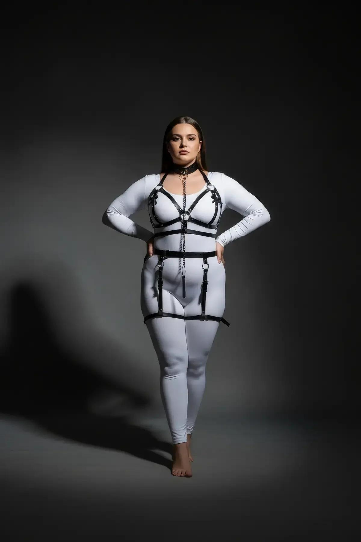 siyah harness takım 1,5 cm askı şeridi ve gümüş krom metal toka yakın çekim