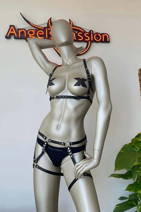Siyah suni deri yelek harness ve kısa bacak harness takımı, gümüş O-ring ve toka detayı, manken üzerinde