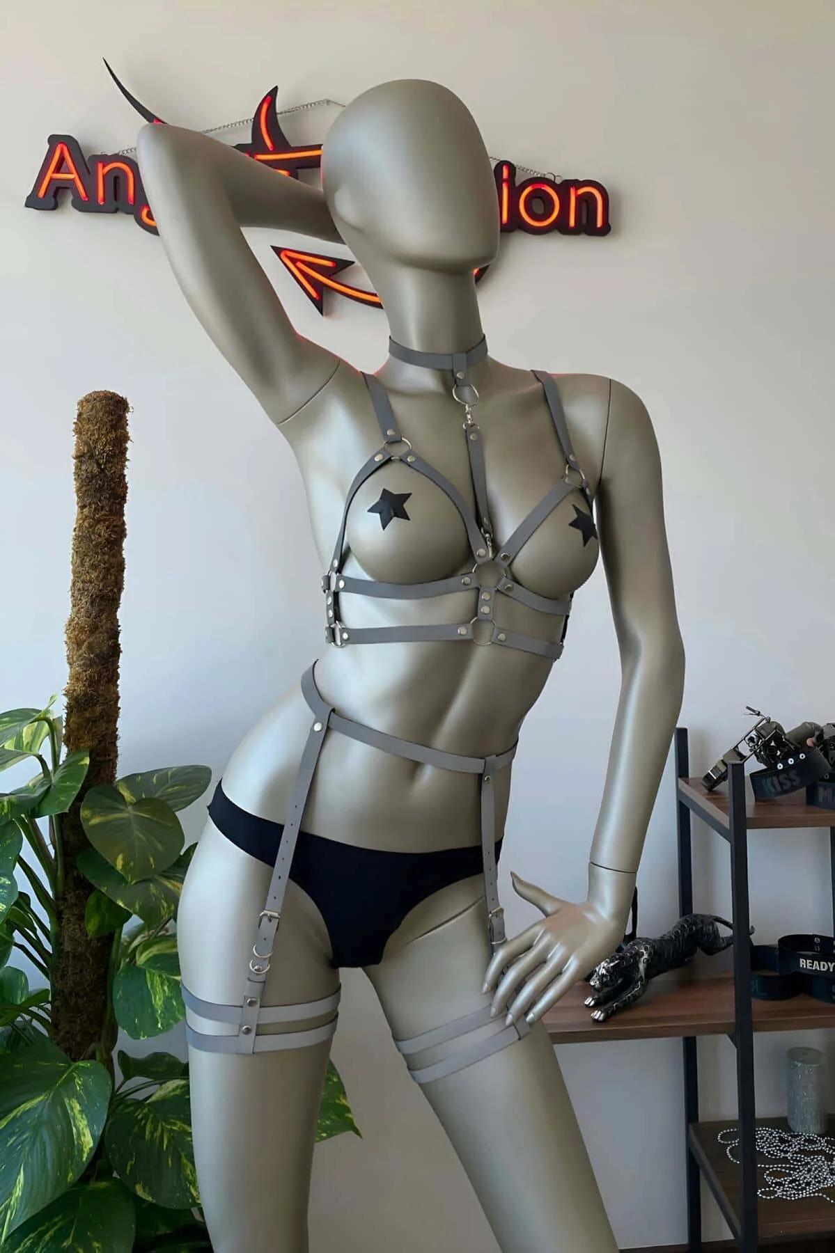 Karanlıkta parlayan harness bel kemeri ve uyluk jartiyer bantları yan görünüm