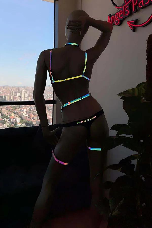 Reflektörlü harness jartiyer takım holografik gökkuşağı bantlı siyah üç parçalı set manken üzerinde