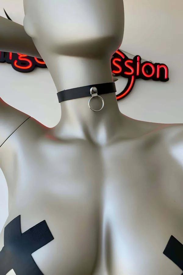 siyah suni deri choker kolye gümüş O-halka detaylı manken üzerinde mat bant