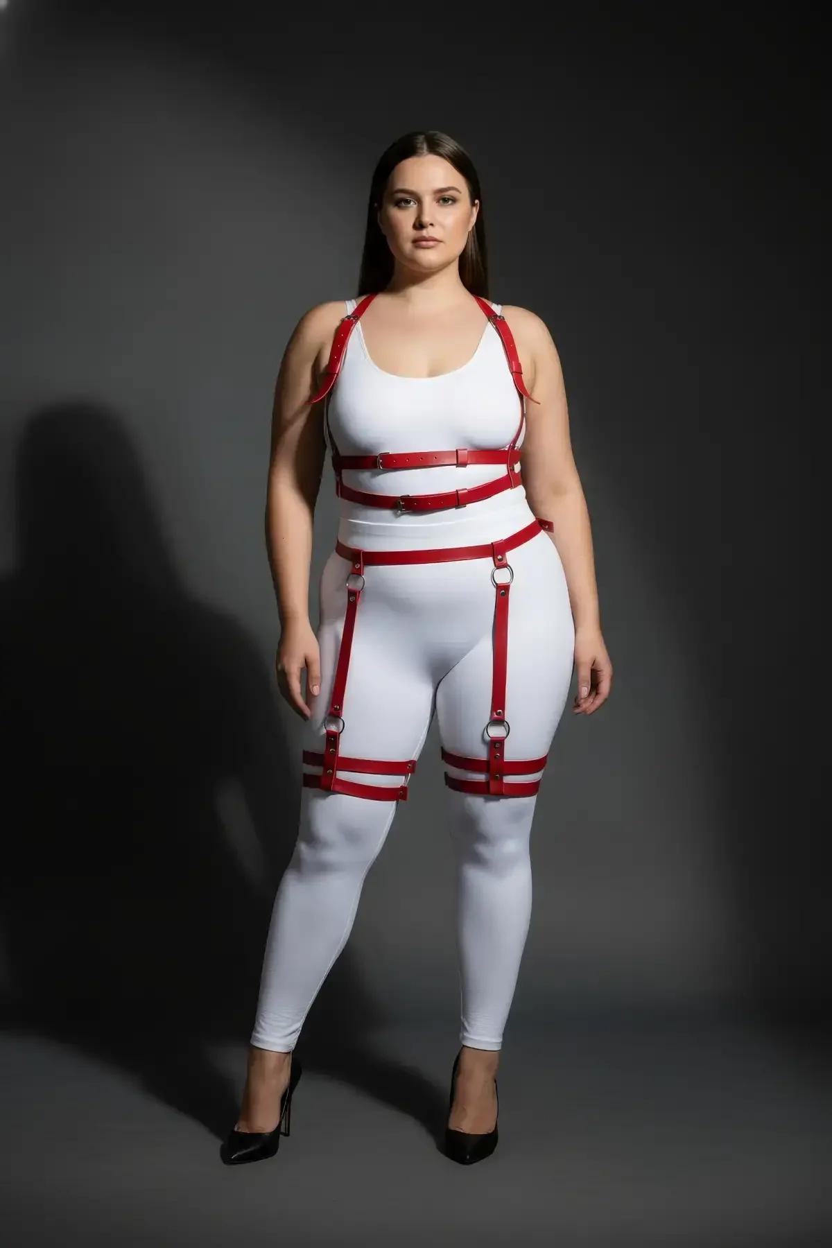 iki parçalı kırmızı harness seti beyaz body üzerinde tam vücut kombinasyonu