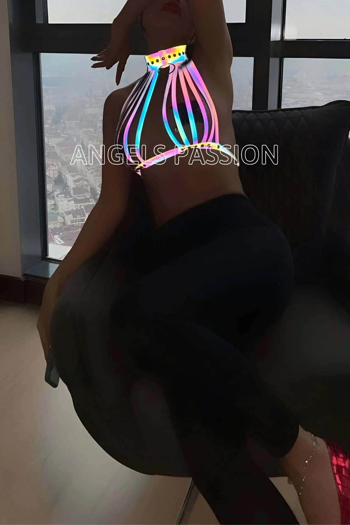 Gökkuşağı reflektörlü harness büstiyer ışıkta parlayan çoklu bant yapısı siyah zemin