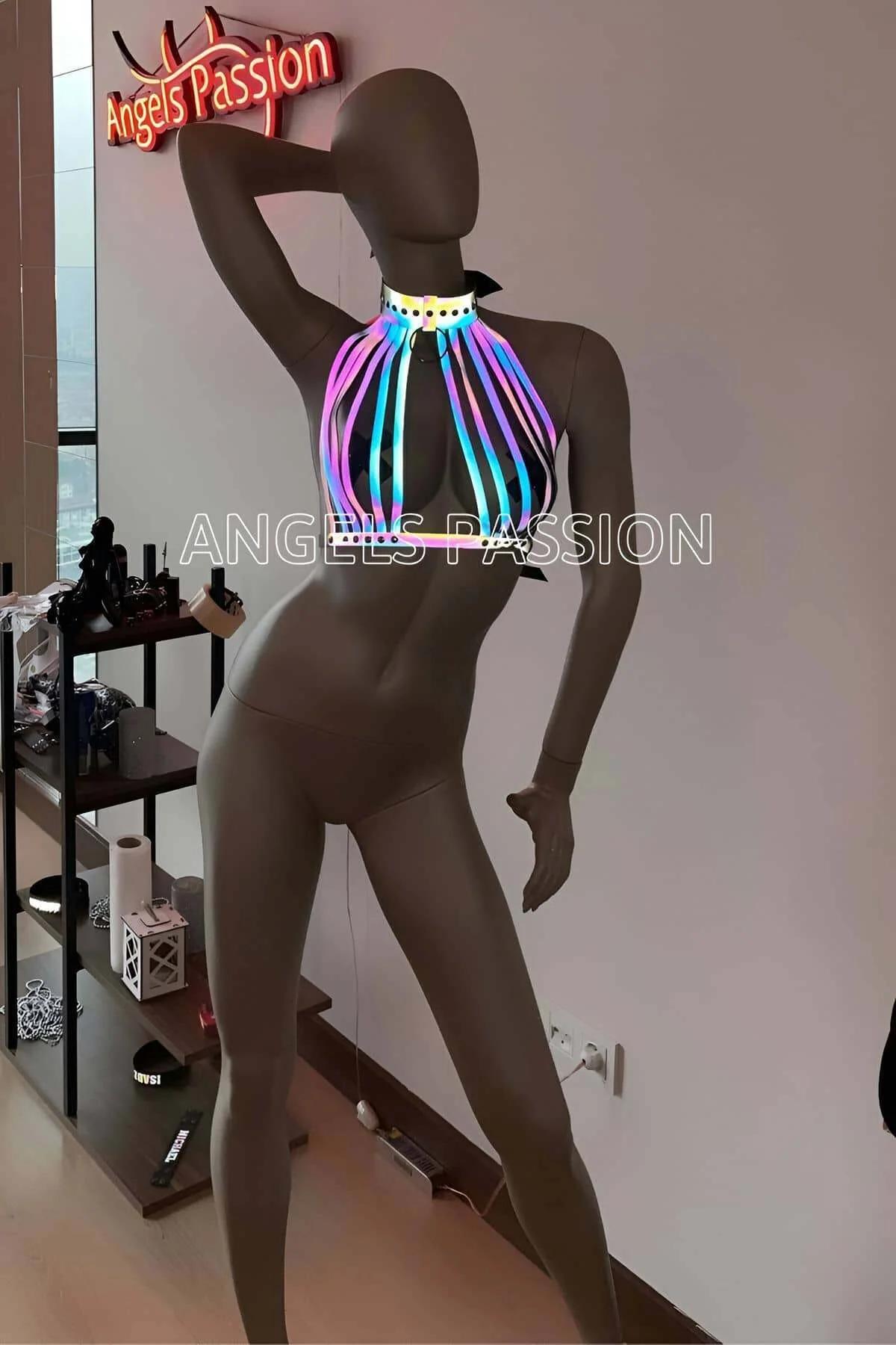 Rainbow harness büstiyer siyah pantolon kombininde gece stili yan profil görünüm
