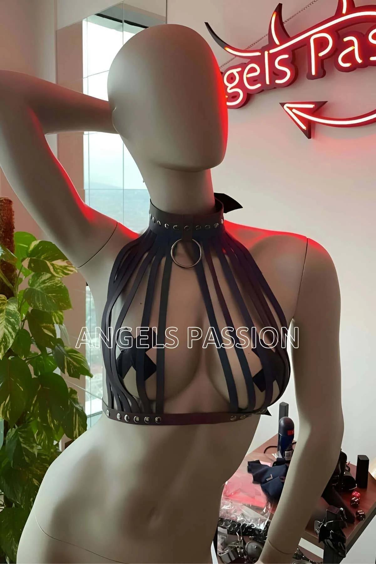 Reflektörlü harness büstiyer mat görünüm gündüz ışığında siyah gri bant hali