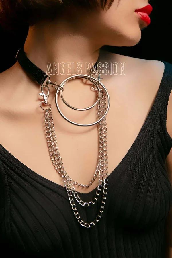 siyah lastik choker harness kolye çift gümüş O-halka ve sarkan zincir detayı boyun üzerinde