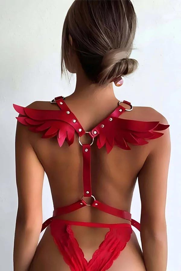 Kırmızı vegan deri melek kanadı detaylı göğüs harness, gümüş O-ring ve perçin, sırt görünümü