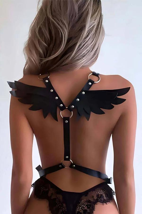 Siyah vegan deri kanatlı göğüs harness sırt görünümü, altın O-ring ve gümüş perçin detaylar