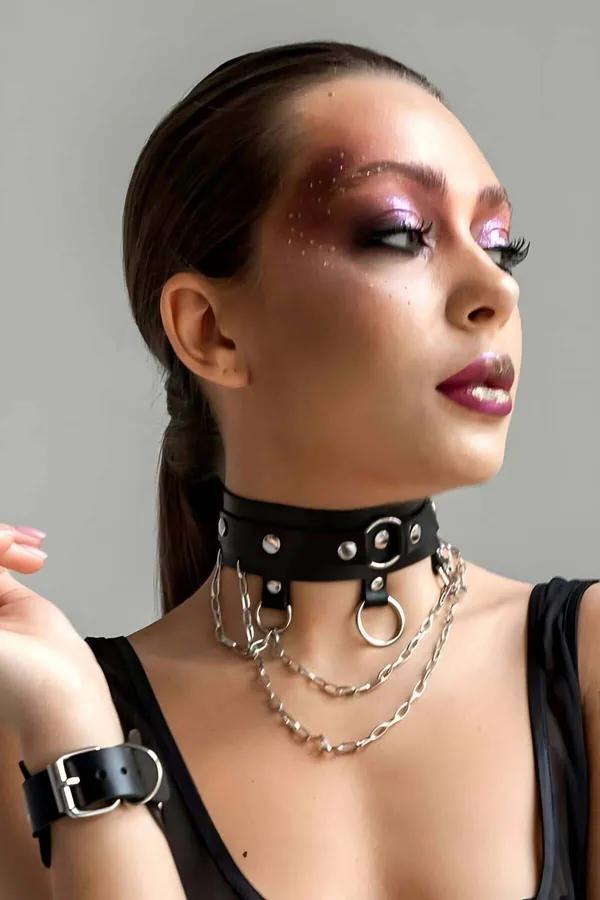 Siyah vegan deri choker gümüş O-halka ve çift sıra zincir sarkıtlı boyunluk aksesuarı