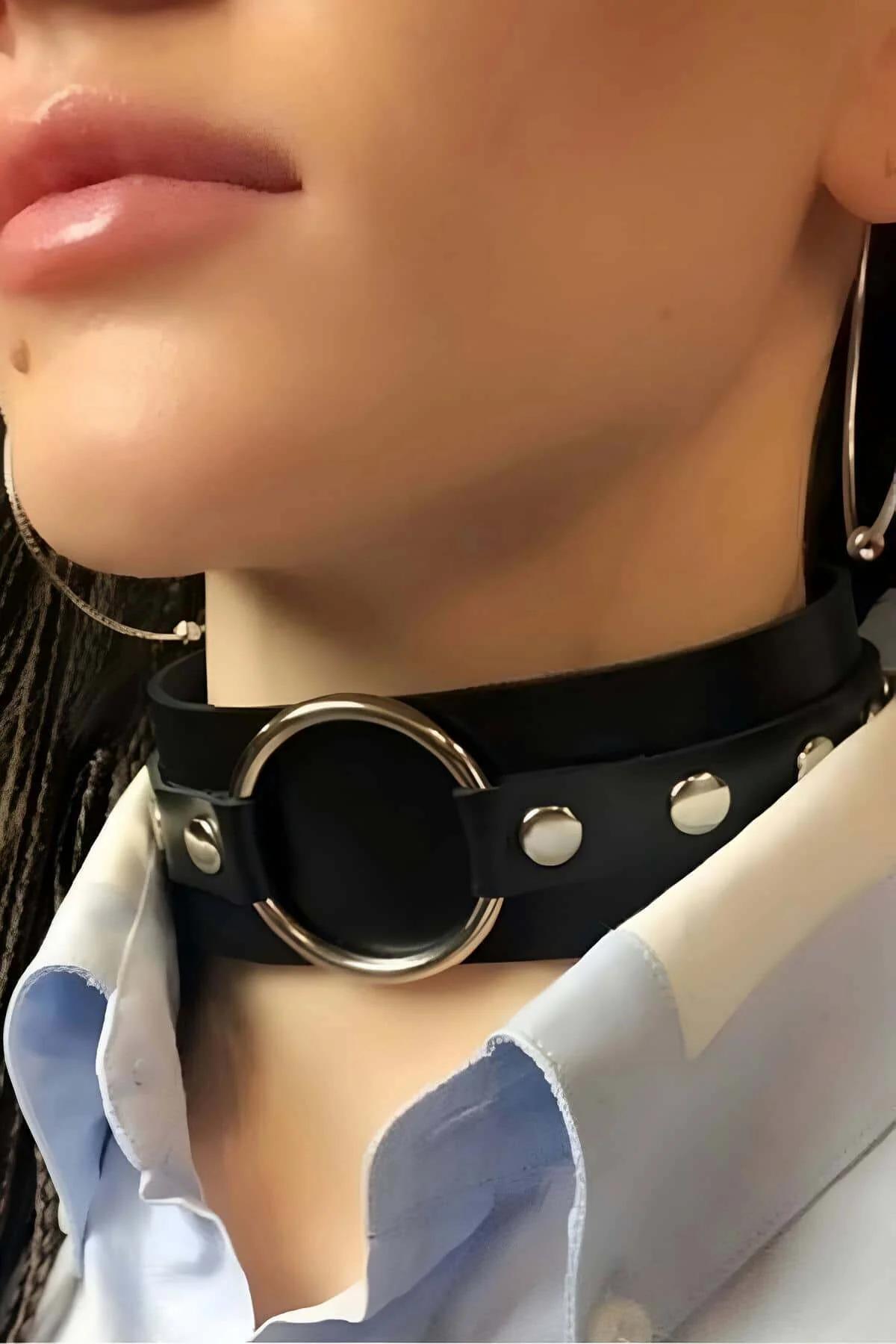 Siyah vegan deri choker gümüş metal O-halka yakın plan ön görünüm