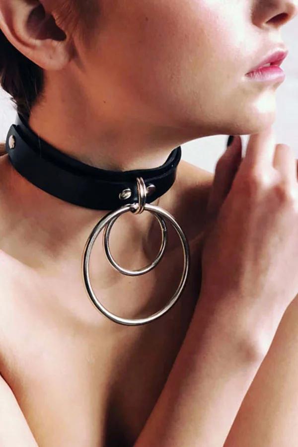 Siyah vegan deri ayarlı choker iç içe büyük ve küçük gümüş halka detaylı boyun aksesuar