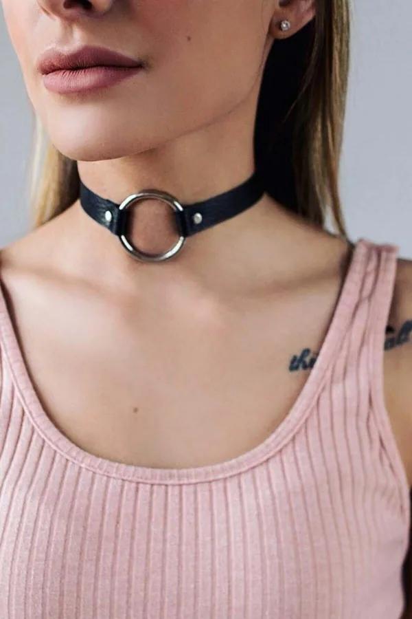Siyah vegan deri choker gümüş O-halka ve perçin detaylı ayarlanabilir boyun bandı