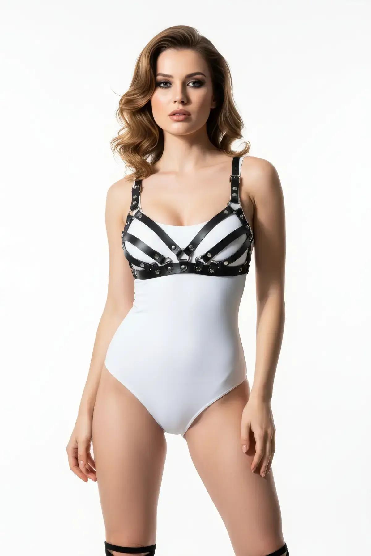 Siyah göğüs harness beyaz bodysuit üzerine giyilmiş yan açı görünümü