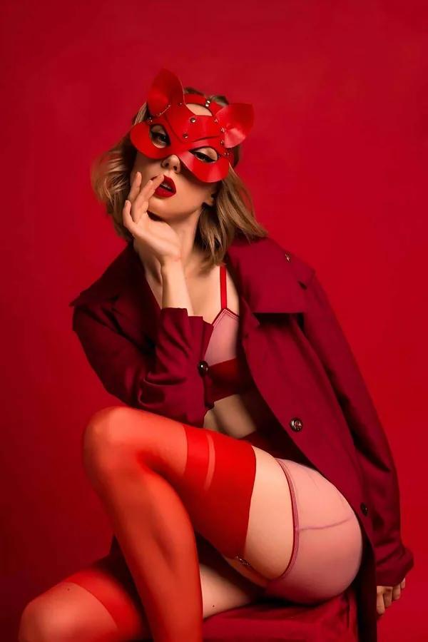 Kırmızı vegan deri kedi kulaklı fantazi maske gümüş perçin detaylı, kadın modelde
