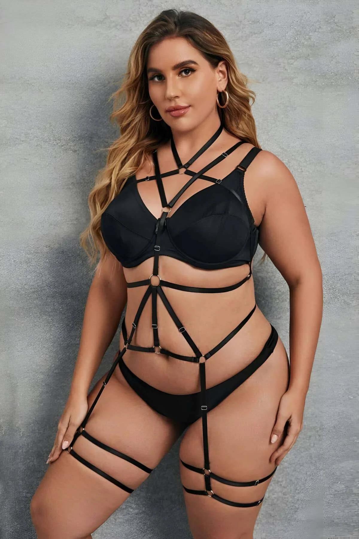 siyah lastik harness göğüs bölümü çapraz yıldız bant detayı altın toka yakın çekim