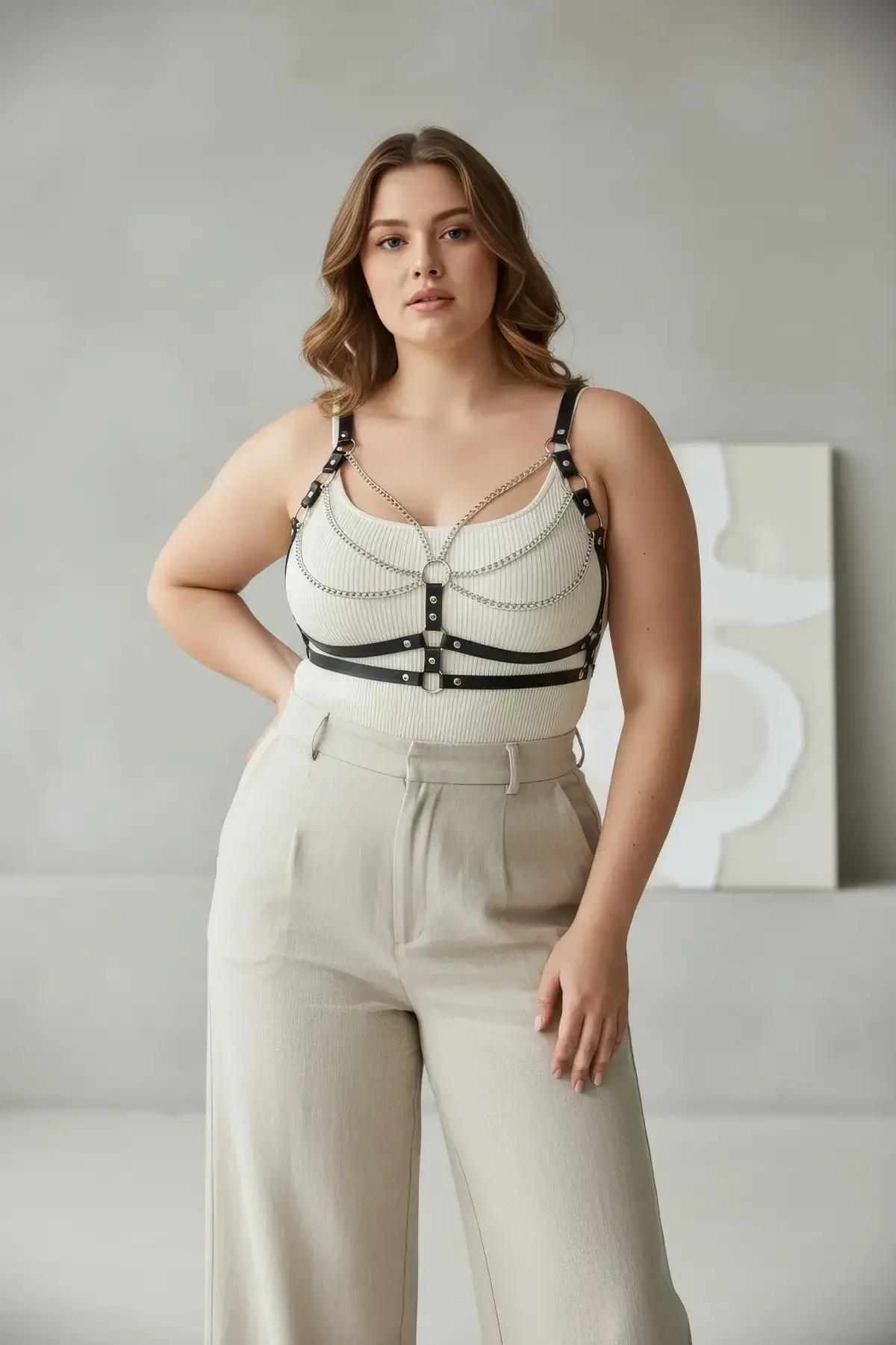 siyah PU deri kayış ve gümüş metal zincir şerit yakın çekim, büyük beden harness detay