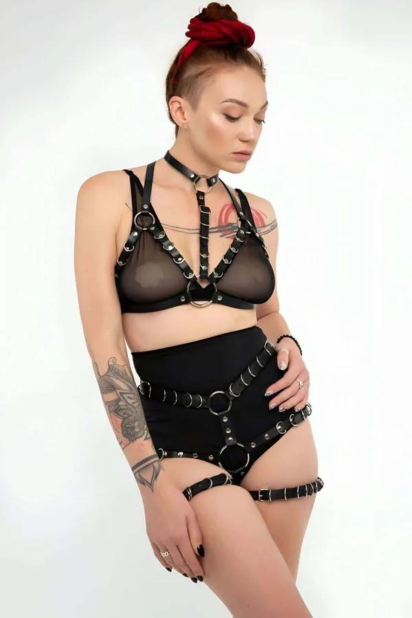 Siyah vegan deri harness takım set, file sütyen ve gümüş O-ring detaylı göğüs harnesi, yüksek bel şort ve uyluk askısı