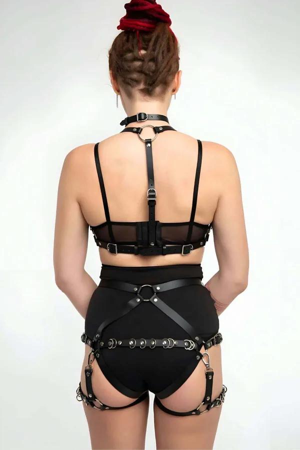 Siyah vegan deri harness takım set, file sütyen ve gümüş O-ring detaylı göğüs harnesi, yüksek bel şort ve uyluk askısı
