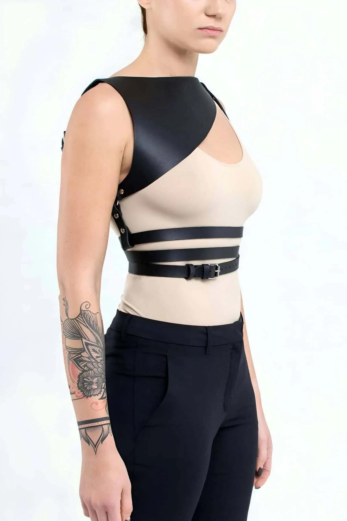 siyah göğüs harness beyaz bodysuit üzerine kombinlenmiş ön görünüm