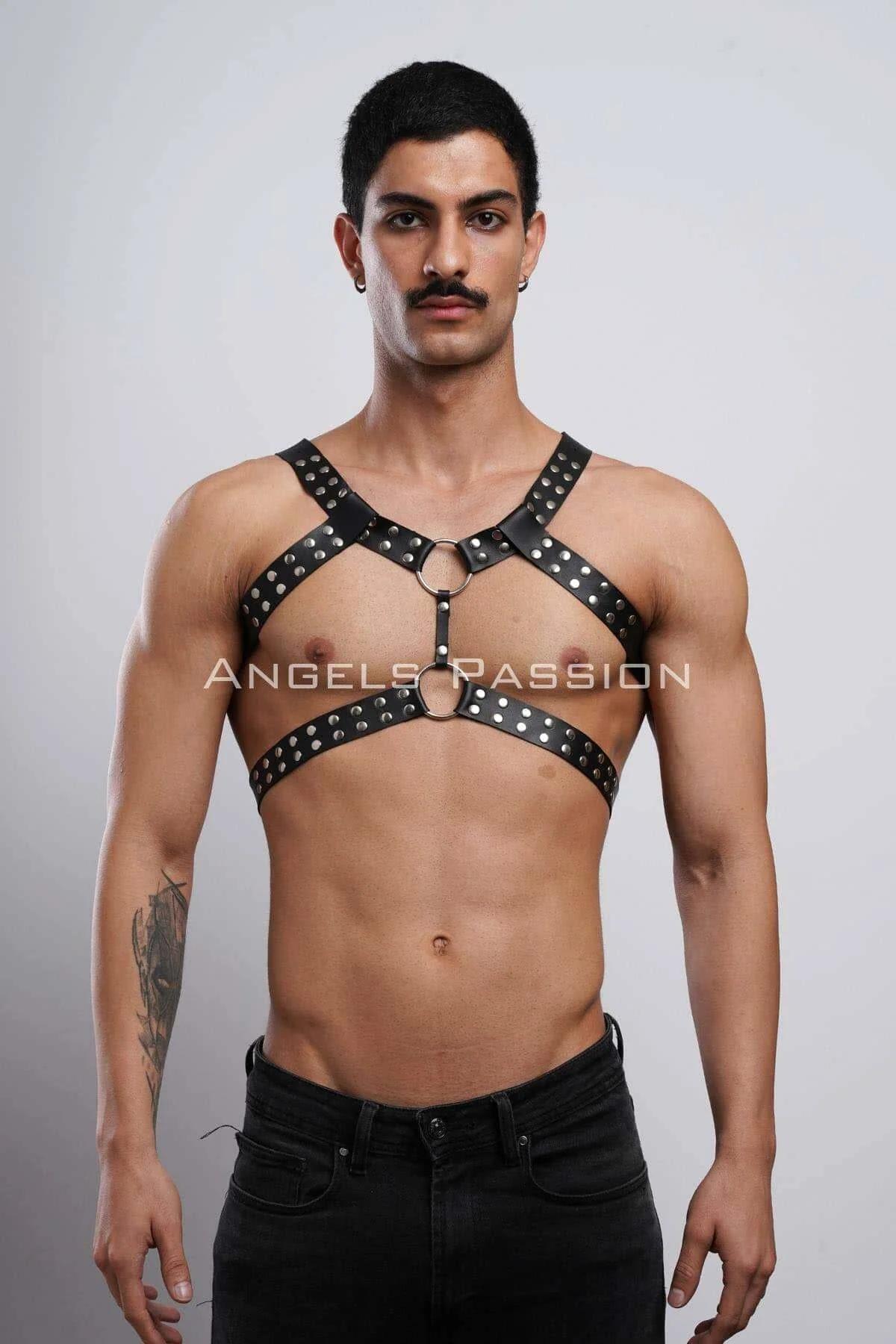 siyah perçinli erkek harness ön görünüm göğüs çerçeveleme detayı