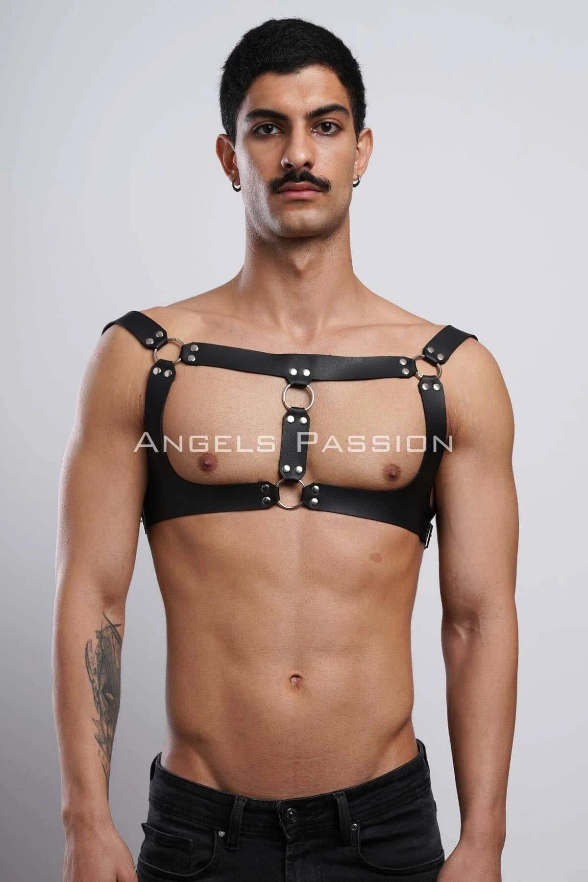 Siyah PU deri erkek harness omuz bandı ve gümüş metal perçin detay yakın çekim