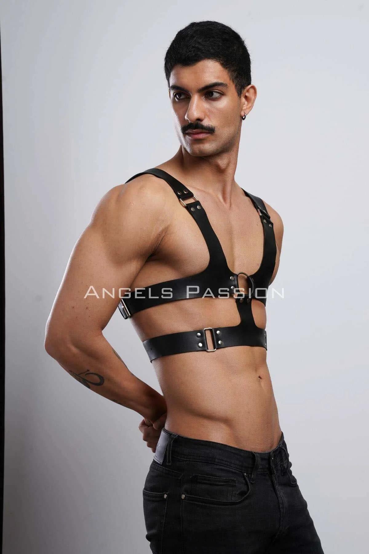 Erkek deri harness kemer siyah skinny jean kombinasyonu, festival stili