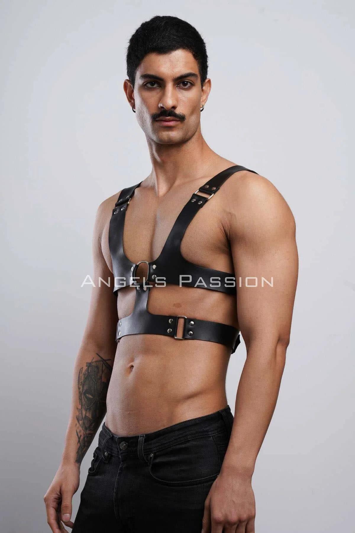 Erkek gömlek üzeri siyah harness kemer, bel ve göğüs bandı yan profil
