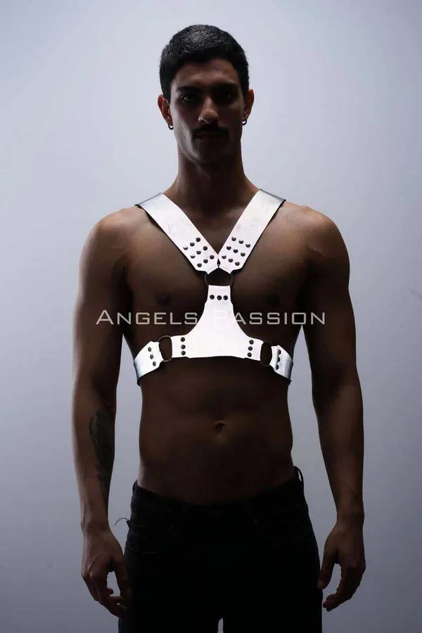 Beyaz reflektörlü erkek göğüs harness Y-tasarım siyah metal perçin ve D-halka detayı