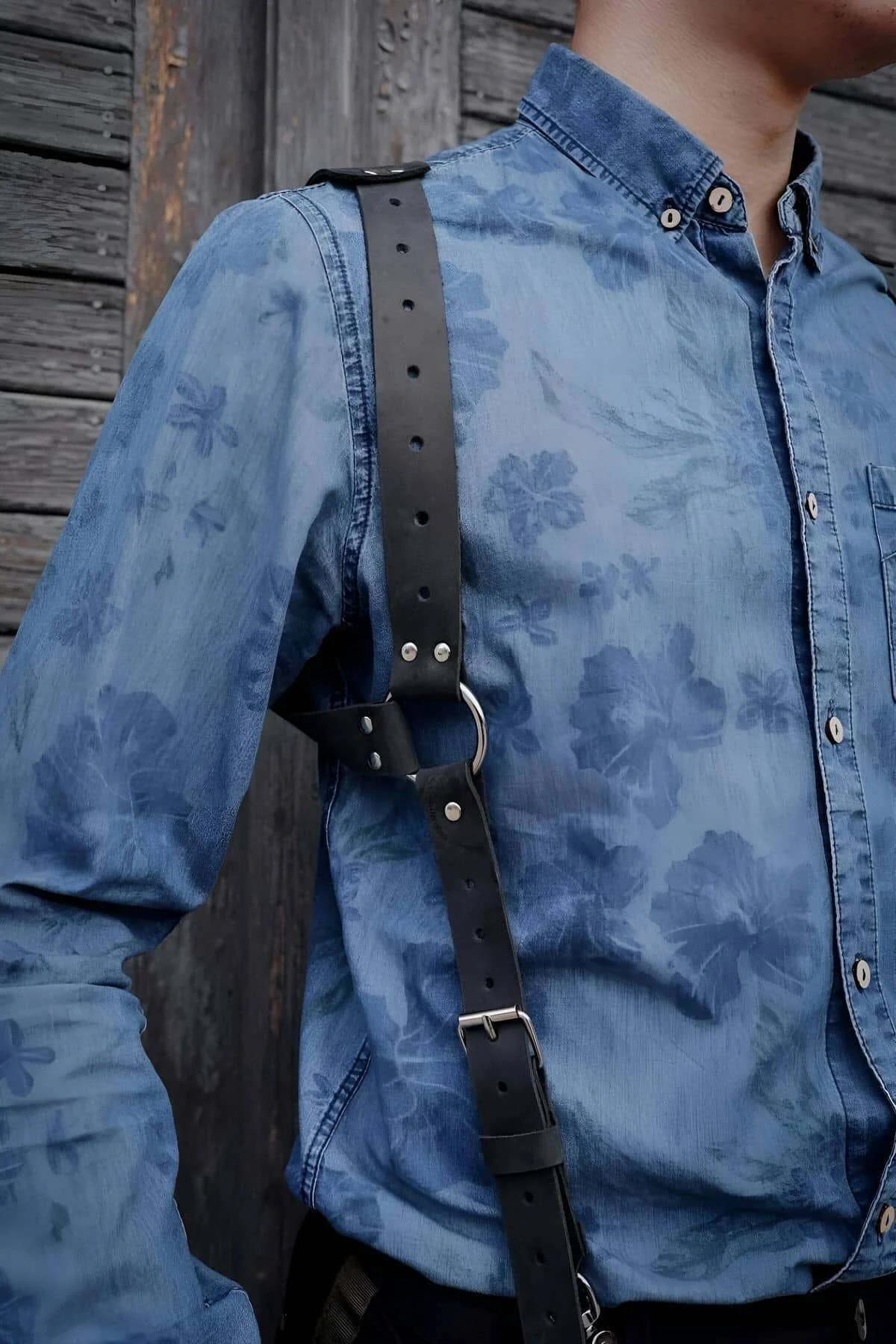 Erkek siyah deri harness gömlek üstüne giyim sırt görünümü gümüş metal toka
