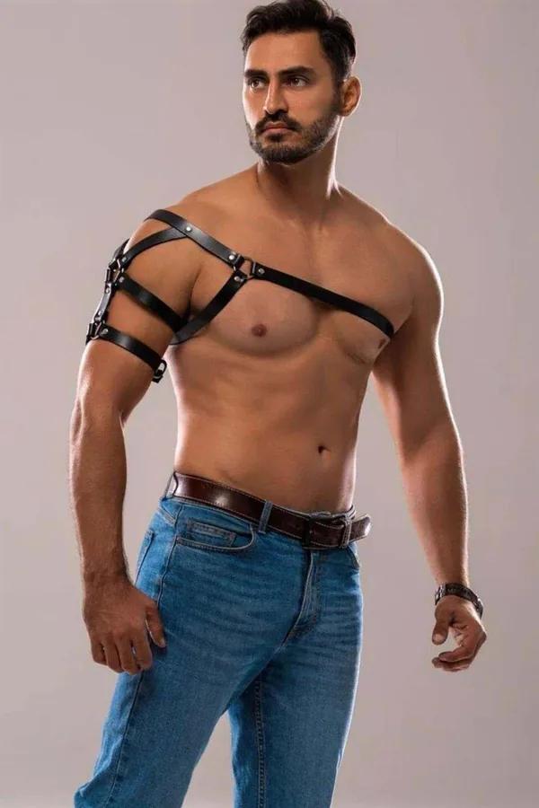 Siyah vegan deri tek omuz erkek harness, kol bandı ve gümüş metal toka detaylı asimetrik tasarım