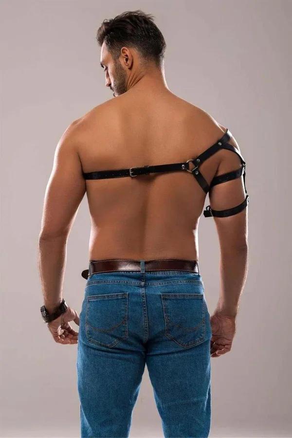 Siyah vegan deri tek omuz erkek harness, gümüş metal tokalı göğüs ve üst kol bandı