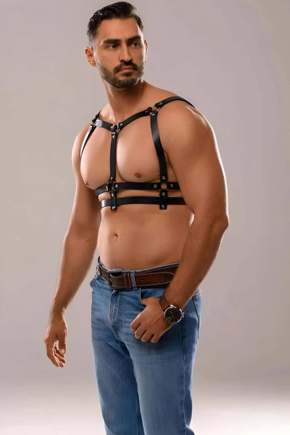 PU vegan deri erkek harness perçin ve çapraz bant detayı üstten görünüm