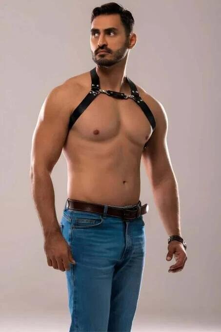 Erkek siyah PU deri göğüs harness merkez gümüş halka detayı yakın çekim