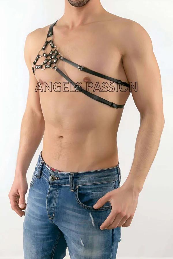 Erkek tek omuz siyah vegan deri harness gümüş metal halka detay, asimetrik çapraz kayış konfigürasyonu