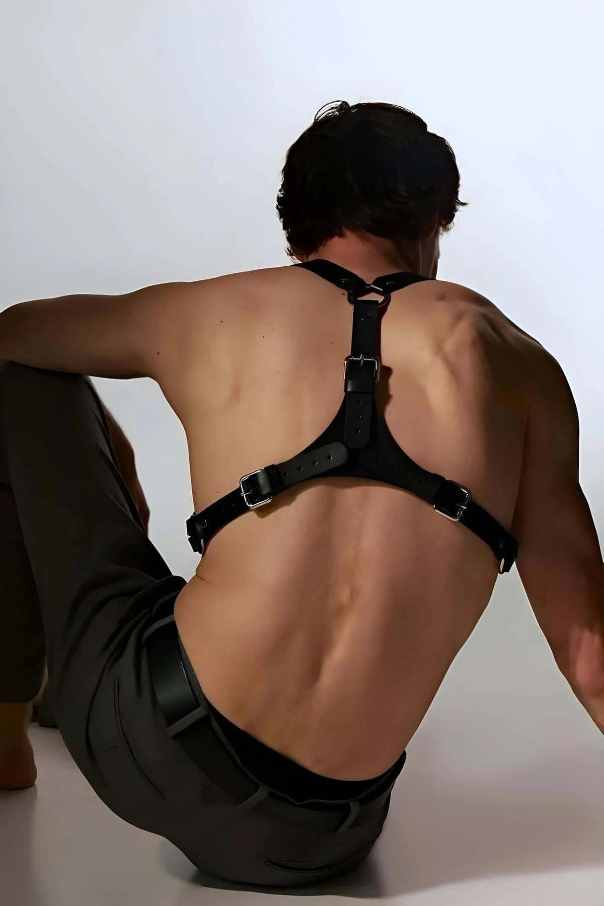 Siyah erkek chest harness yan O-halka donanımı ve gümüş toka detayı