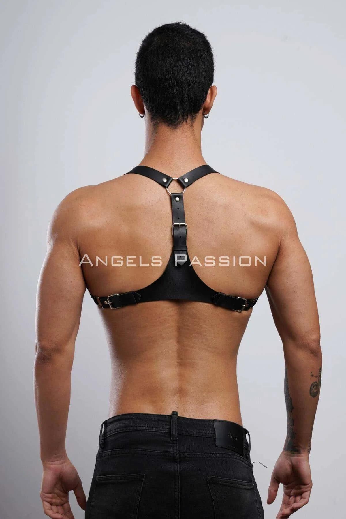 mat siyah PU erkek göğüs harness denim pantolon üzerine tam vücut kombin