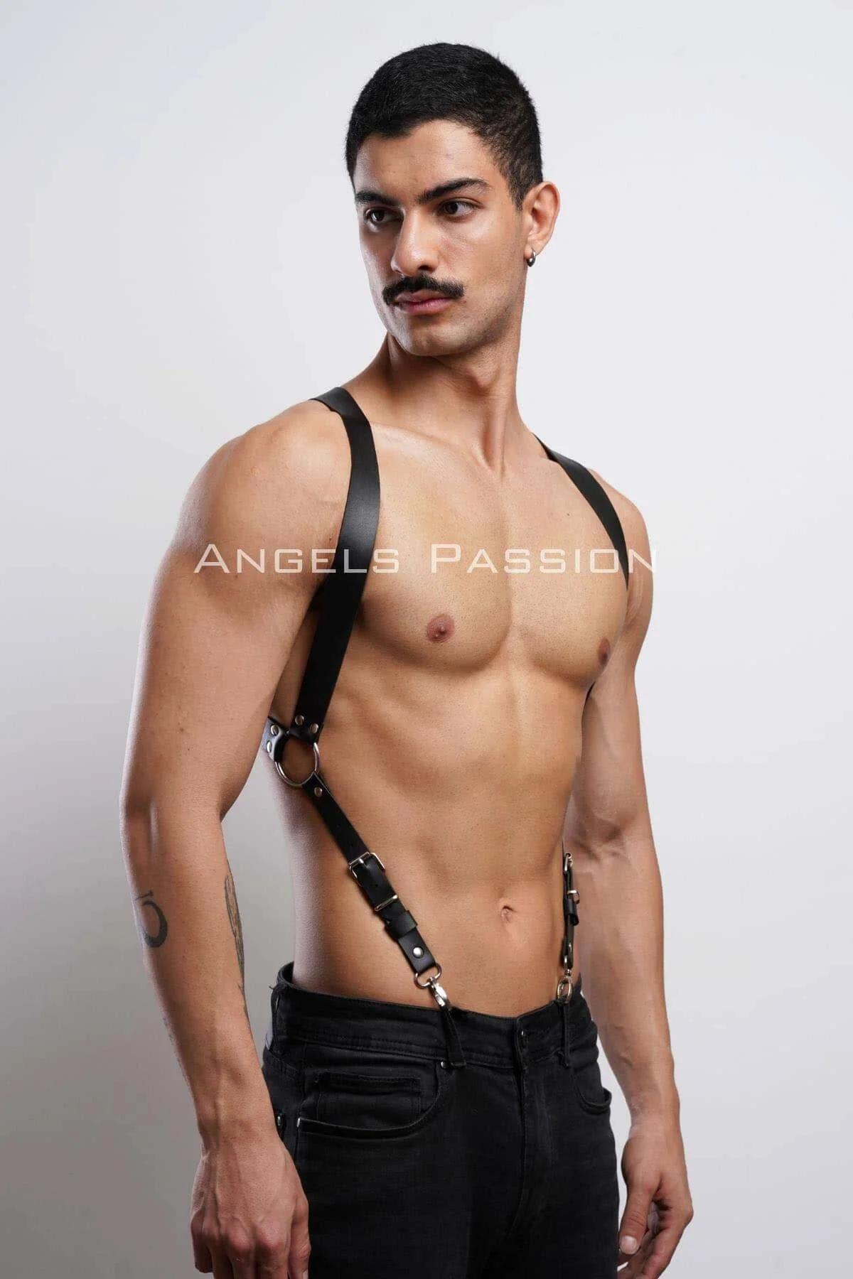 erkek göğüs harness siyah kayış toka yakın çekim, ayarlanabilir metal toka