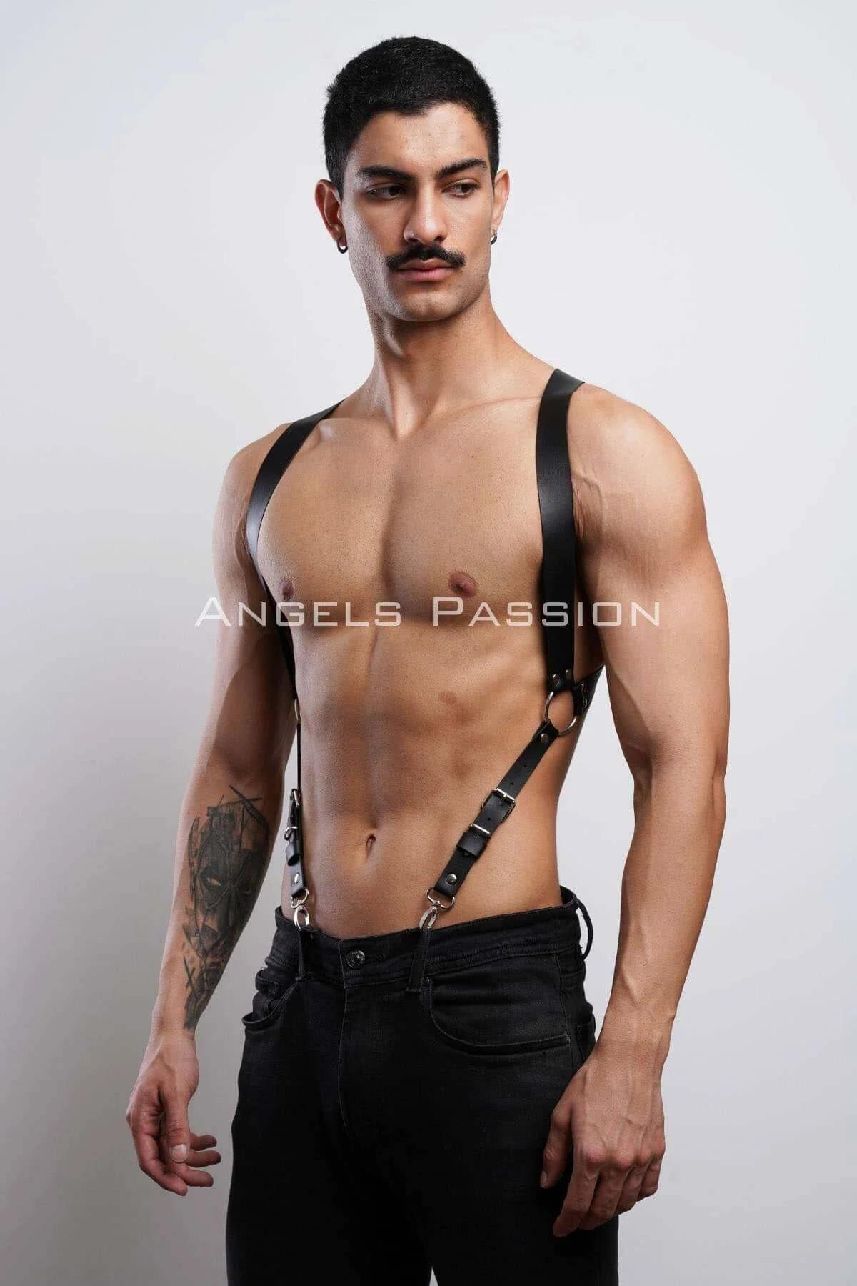 siyah deri erkek harness pantolon üzerinde klips detayı, 1,5 cm kayış eni