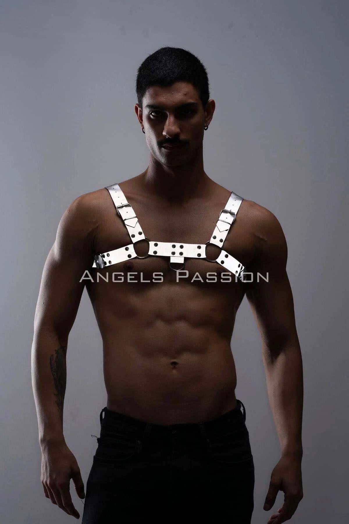 Karanlıkta parlayan beyaz reflektörlü erkek harness omuz ve göğüs bant detayı
