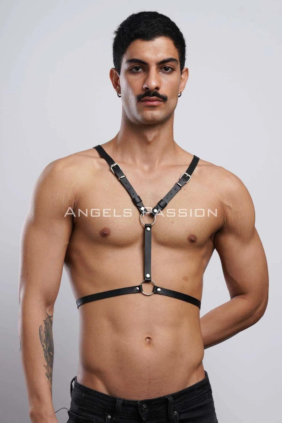 Siyah vegan deri erkek göğüs harness tırtıklı yarasa kanat pano yakın çekim gümüş perçin detay