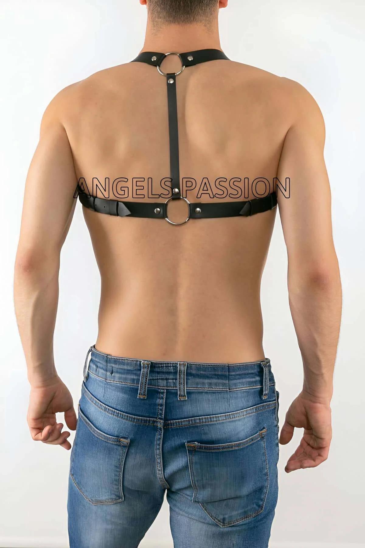 siyah erkek harness çift omuz bandı gümüş metal toka yakın plan detay