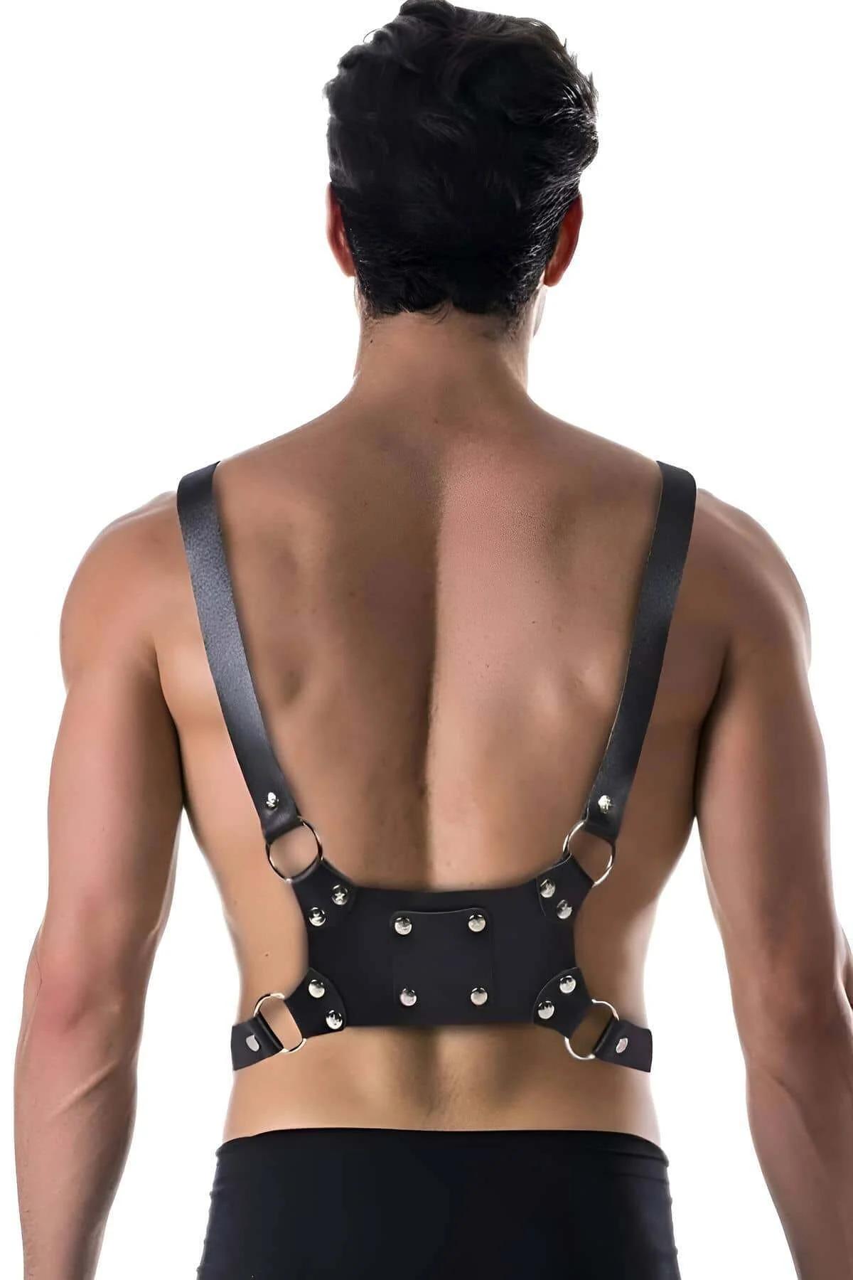 erkek siyah PU deri harness omuz askısı yakın çekim gümüş toka detayı