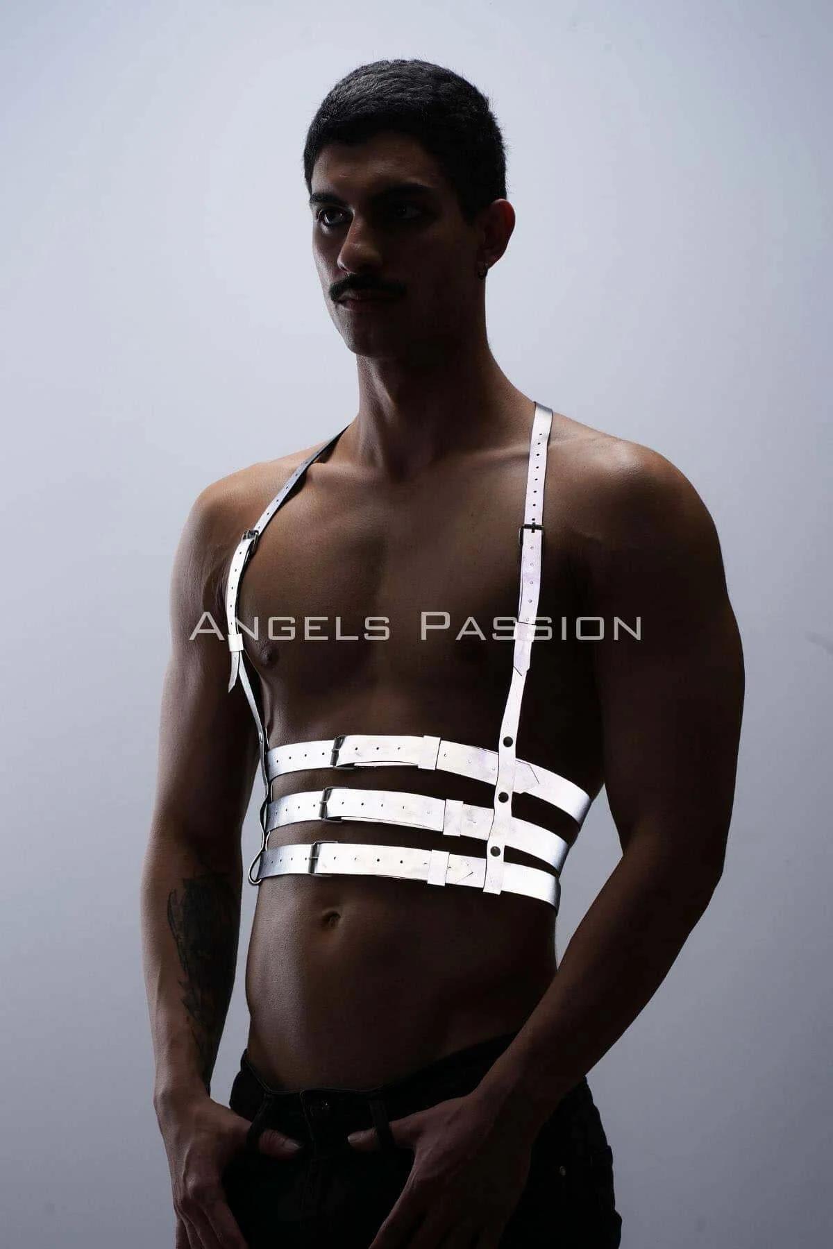 clubwear erkek reflektörlü harness siyah pantolon kombininde tam vücut görünüm