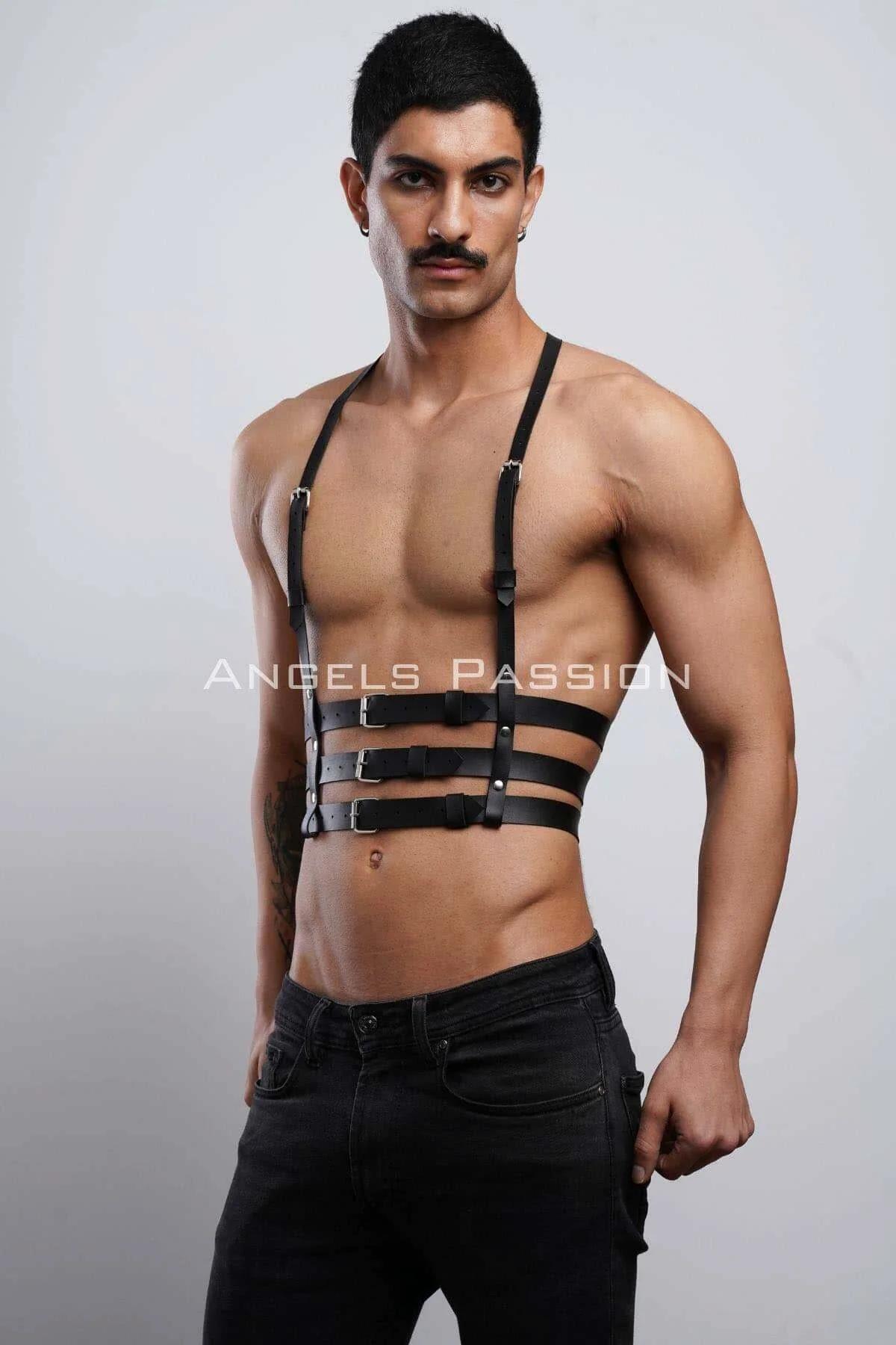 techno clubwear siyah deri harness gümüş metal toka yakın çekim detayı