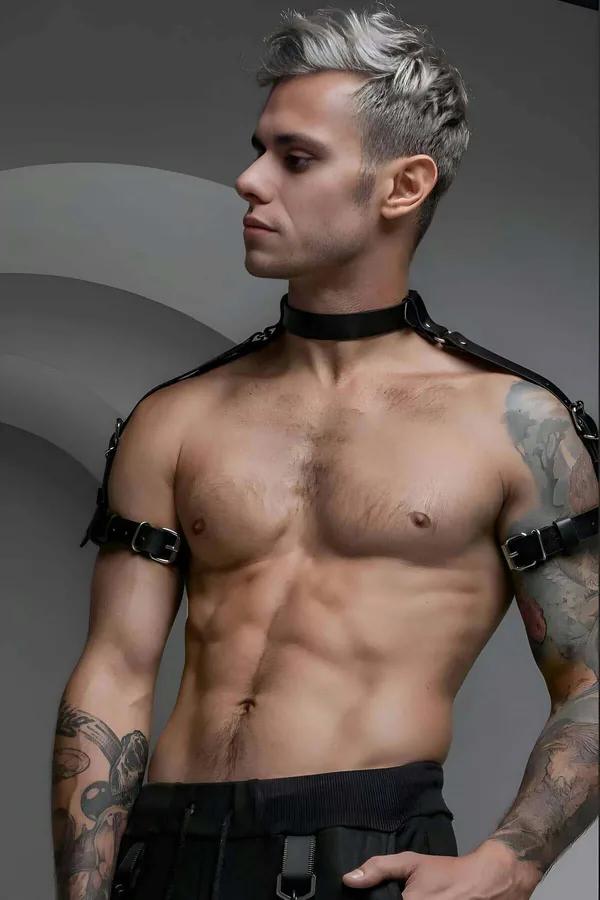siyah vegan deri erkek harness boyun yaka bandı pazu ve omuz bantları gümüş metal toka detayı